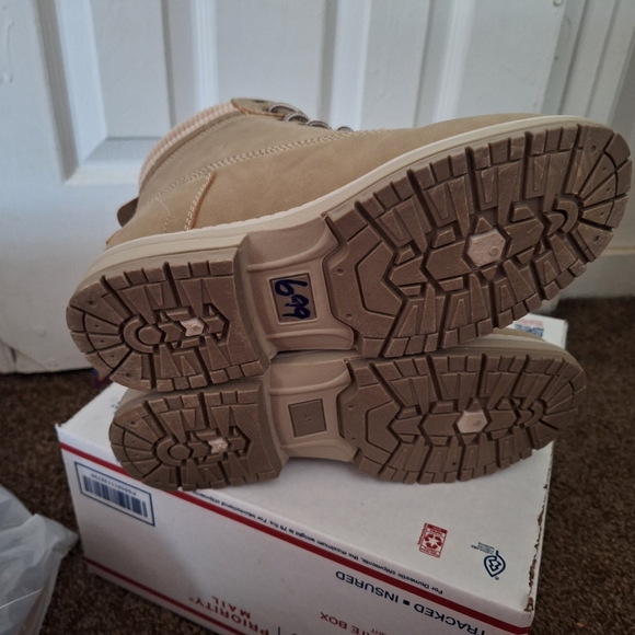 Boots - Picture 3 of 10